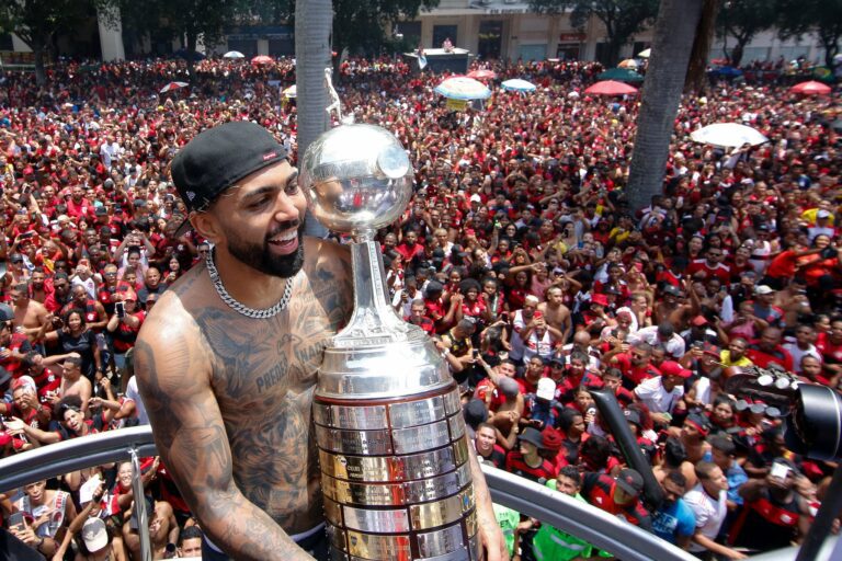 Festa por título da Libertadores do Flamengo tem provocações a Tite e ao Real Madrid