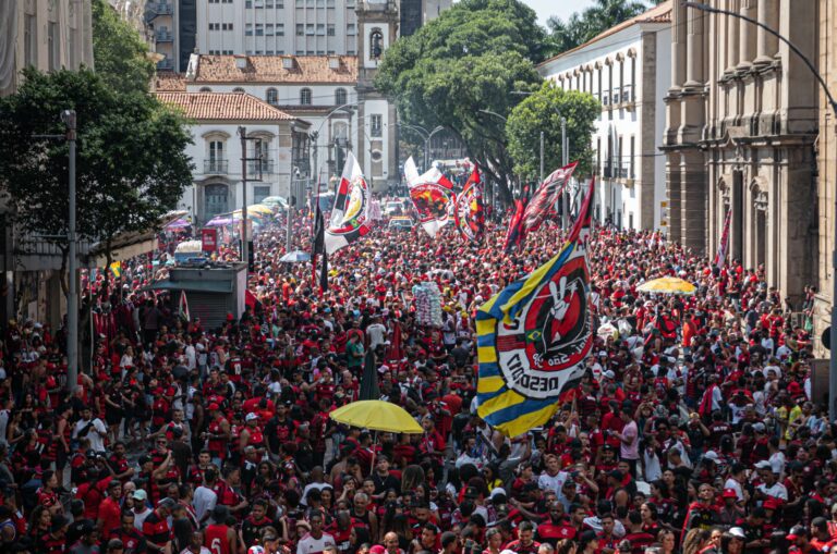 Flamengo celebra conquistas com a torcida em trio elétrico no Rio de Janeiro
