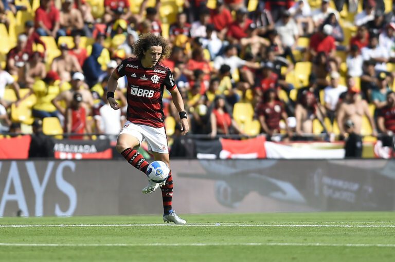 Flamengo encaminha renovação de David Luiz