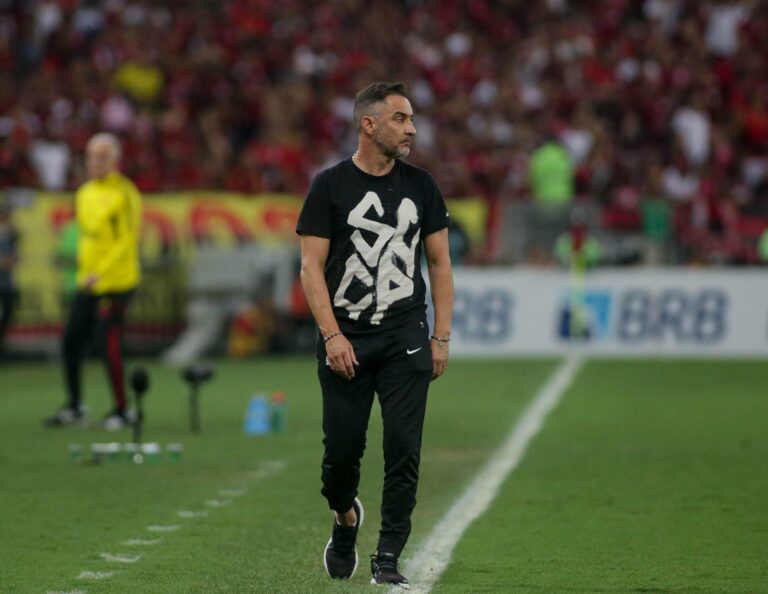 Jornal português aponta interesse do Flamengo em Vítor Pereira, ex-Corinthians