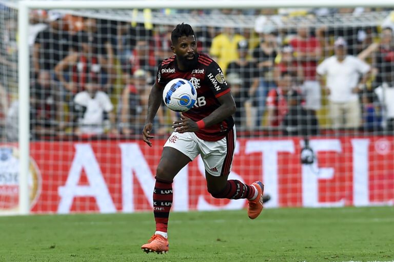 Landim diz que renovação de Rodinei com o Flamengo está longe de acontecer