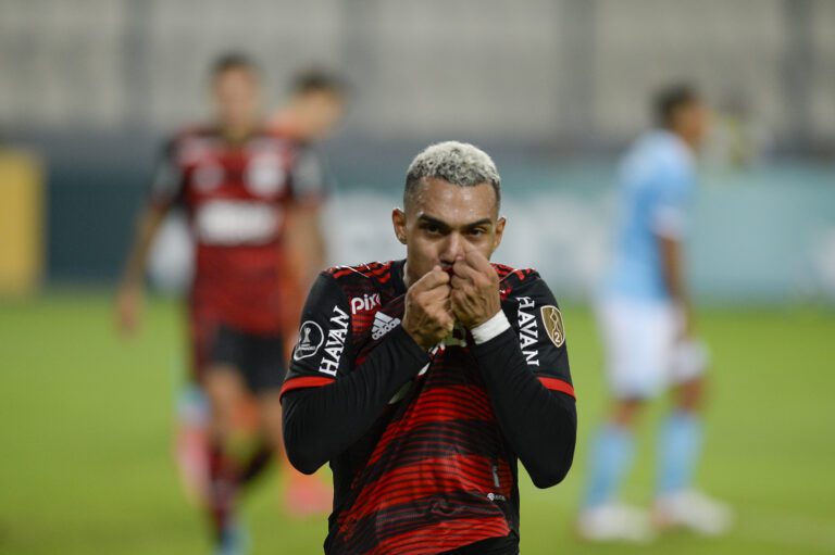 Lateral direita vira uma prioridade no Flamengo