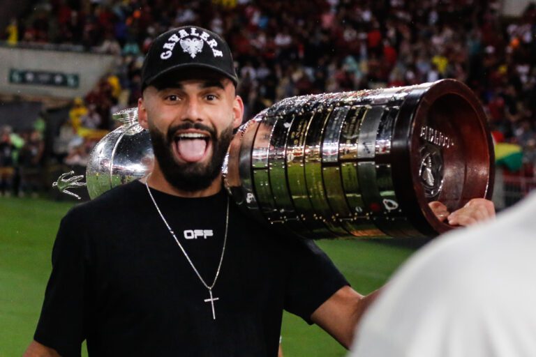 Thiago Maia celebra conquista da Libertadores e brinca com peso da taça