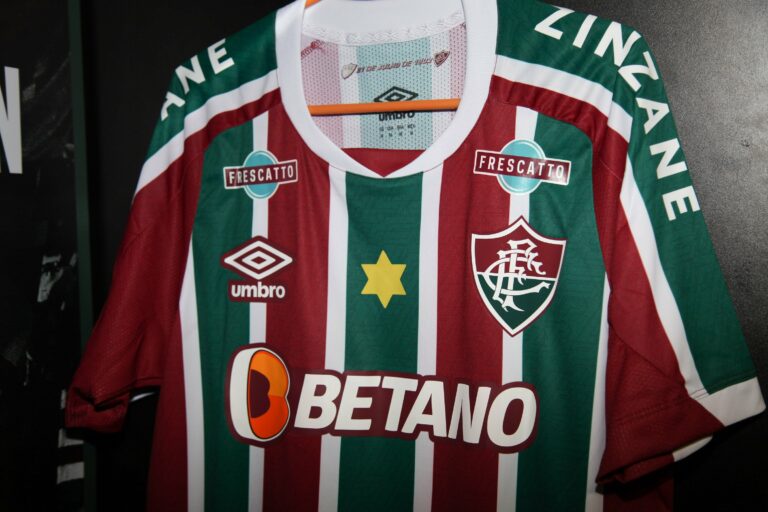 Fluminense renova contrato com fornecedora de material esportivo