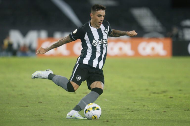 Fora dos planos, lateral Saravia não permanecerá no Botafogo em 2023