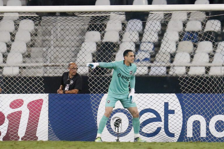 Gatito Fernández sofre luxação no ombro e não deve mais atuar no Brasileirão