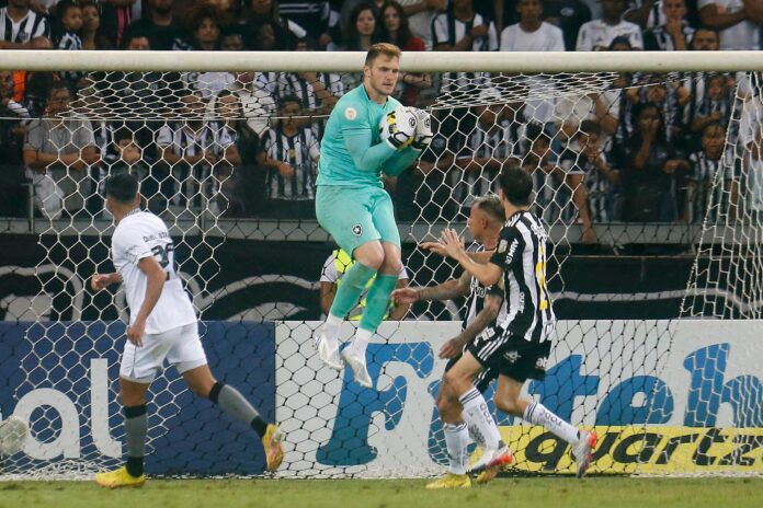 Goleiro Lucas Perri lamenta lesão do companheiro Gatito no Botafogo