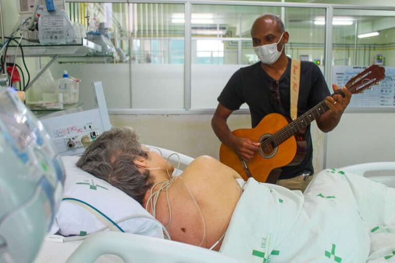 Hospital Geral de Linhares (HGL) utiliza musicoterapia no processo de tratamento de pacientes internados na UTI   		