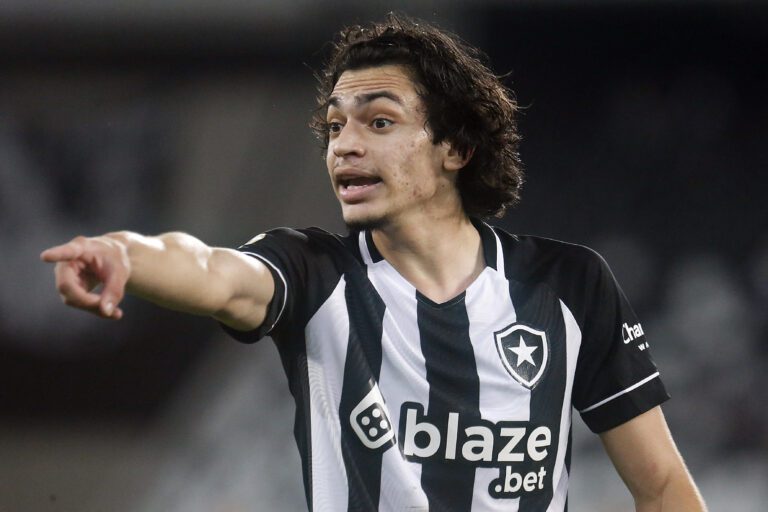 Imprensa britânica coloca Matheus Nascimento, do Botafogo, na mira do Chelsea