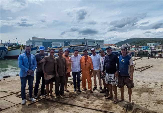 PREFEITO VISITA TERMINAL PESQUEIRO, ESTALEIRO, FÁBRICA DE GELO E CASA DAS MARISQUEIRAS