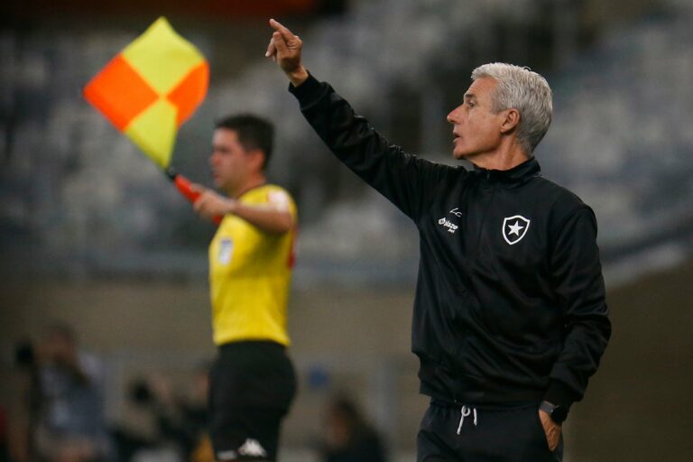 Luís Castro exalta atletas que entraram no segundo tempo em vitória: “Mudaram o rumo do jogo”