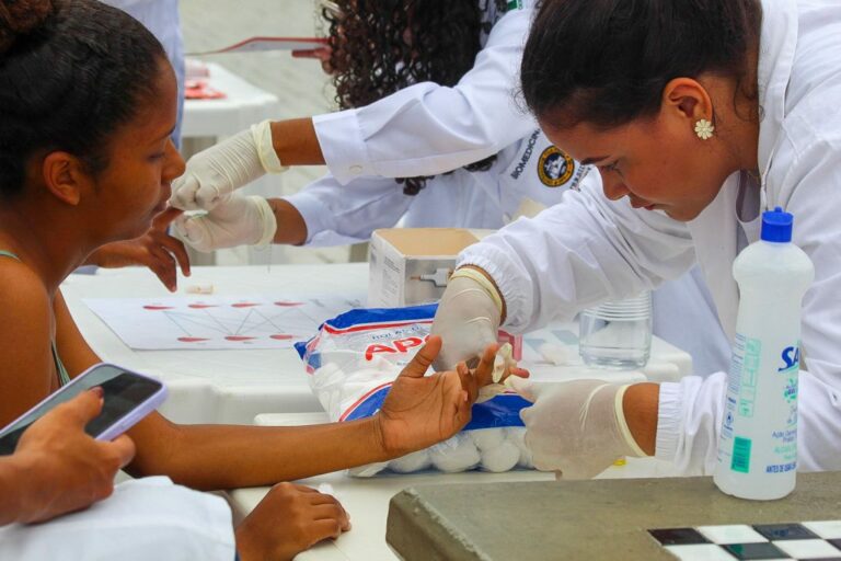 Mais de 100 atendimentos gratuitos em saúde são realizados durante feira de biomedicina em Linhares