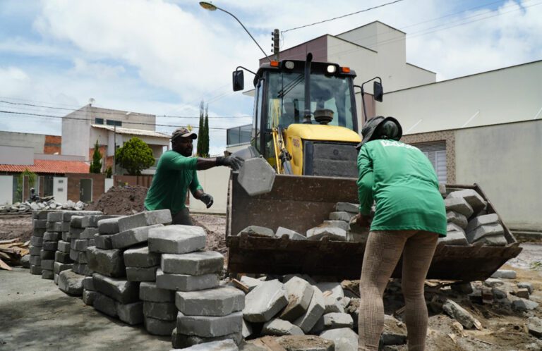 OBRAS ESTRUTURANTES POR TODA A CIDADE: MAIS DE 4.500 M² DE PAVIMENTAÇÃO NOS BAIRROS JACQUELINE E AVIAÇÃO