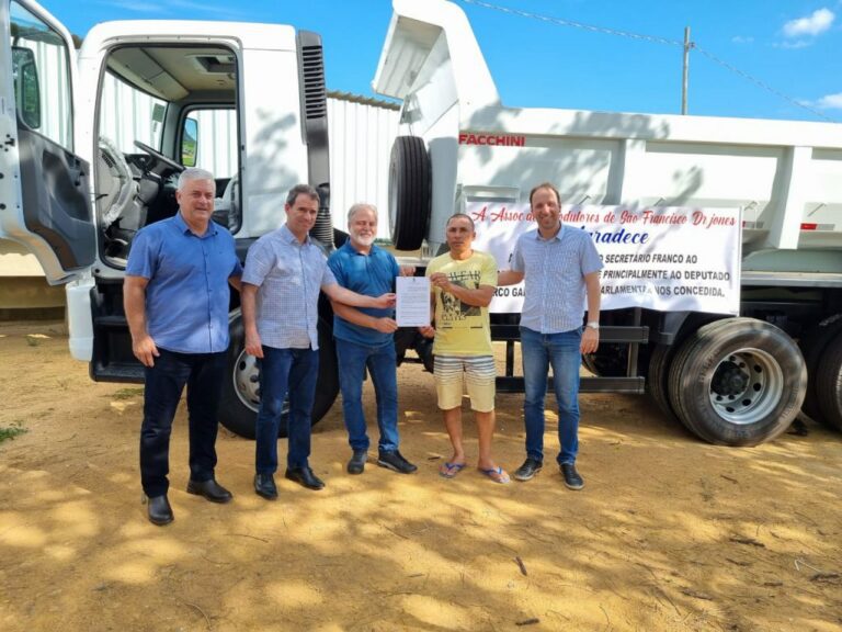 Prefeito de Linhares participa de entrega de caçamba truck a associação de produtores de São Francisco Doutor Jones