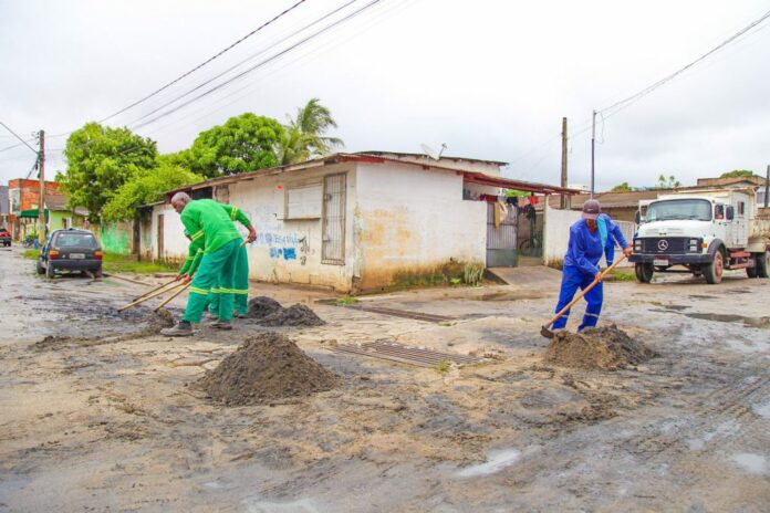 Prefeitura realiza limpeza em vários bairros da cidade depois de fortes chuvas