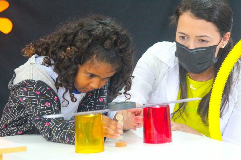 Projeto Laboratório Kids desperta curiosidade de alunos sobre a Ciência em escola do Palmital   		
