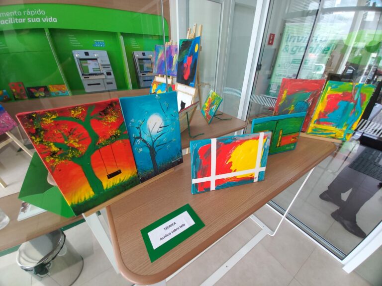 SICREDI CEDE ESPAÇO PARA EXPOSIÇÃO DE OBRAS DE ALUNOS DA APAE DE PINHEIROS