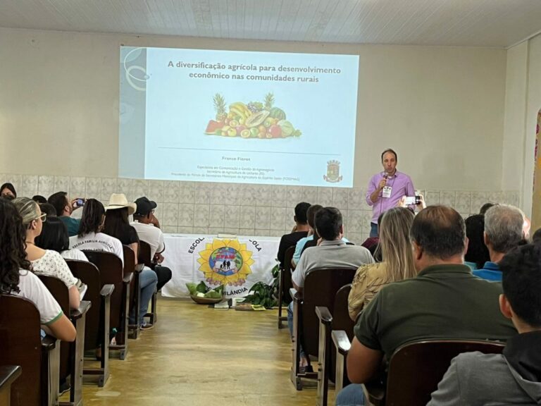 Secretário de Agricultura apresenta Programa de Fruticultura de Linhares para estudantes de Marilândia e Itapina   		