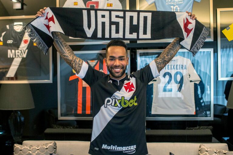 Vasco negocia renovação contratual com atacante Alex Teixeira