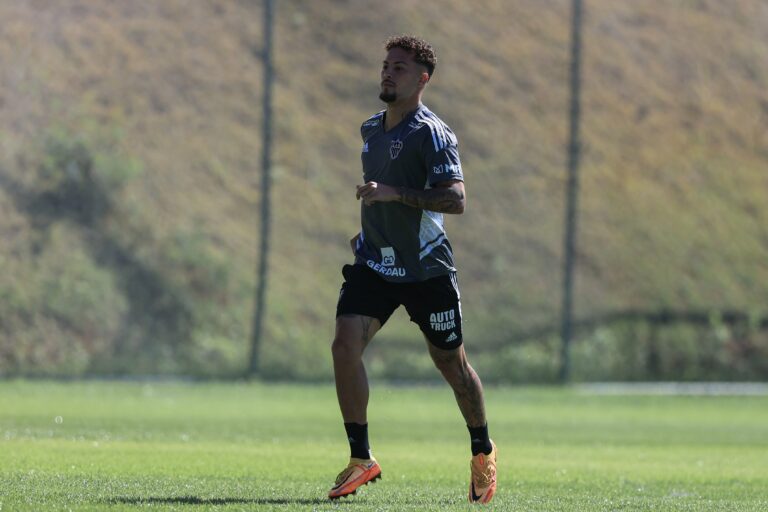 Vasco tenta avançar em negociações pelo lateral-direito Guga, do Atlético-MG