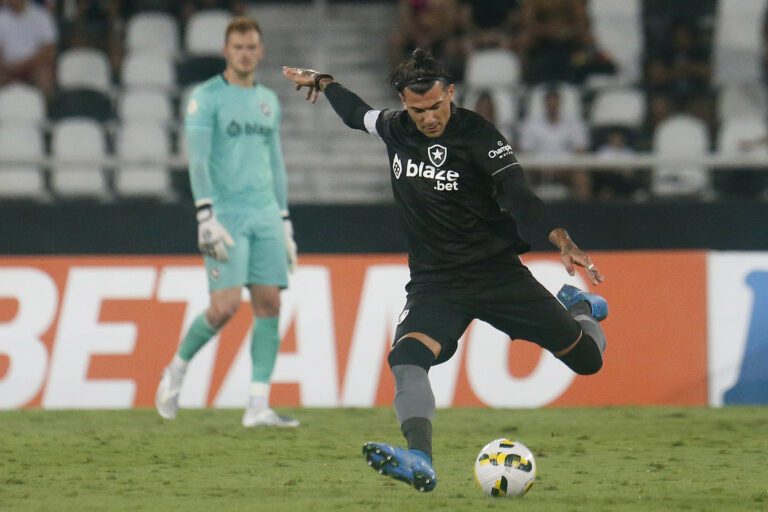 Víctor Cuesta analisa temporada e prevê Botafogo mais forte em 2023
