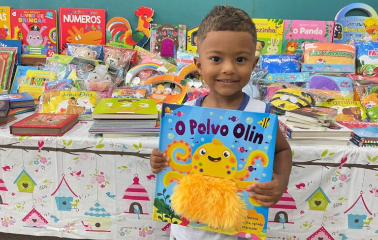 ‘Linhares, Cidade de Leitores’: livros continuam sendo entregues em escolas da rede municipal de ensino   		