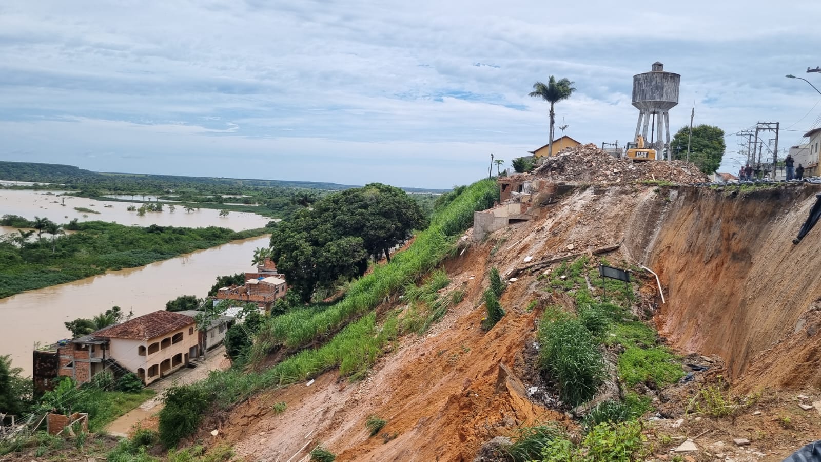 GOVERNADOR CASAGRANDE VISITA SÃO MATEUS, SE REÚNE COM O PREFEITO DANIEL E O COMITÊ DE CRISE E GARANTE RECURSOS PARA A RECONSTRUÇÃO DO MUNICÍPIO