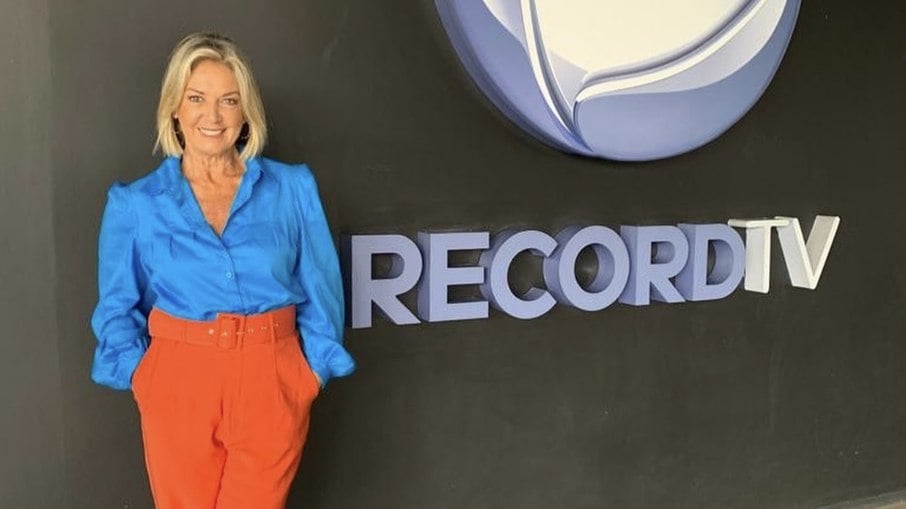 Vivi Romanelli no estúdio na RecordTV