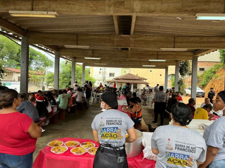 Almoço de Natal atrai multidão ao Centro de Apoio Alimentar Jesuína Destefani