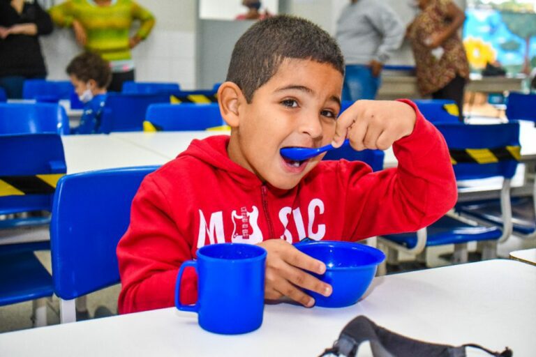 Almoço nas Férias: escolas da Prefeitura abrirão para garantir refeições a crianças que sofrem com a insegurança alimentar