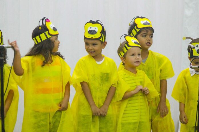 Alunos de escola do Palmital encantam com musical infantil Um Pequeno Natal   		