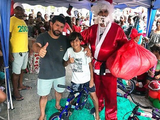 Marataízes: vereador Anderson Laurindo leva alegria natalina para cerca de mil crianças no Bairro Filemon Tenório