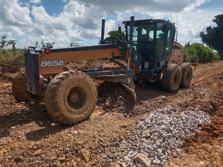 Após chuvas, Prefeitura intensifica manutenção das estradas rurais do Farias   		