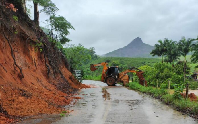 Após deslizamentos de terra, Prefeitura desobstrui acesso ao distrito de São Rafael   		