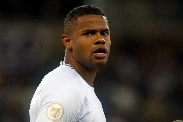 Botafogo quer definir situação do atacante Júnior Santos nos próximos dias