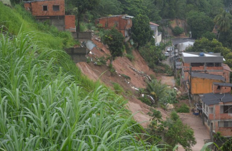 CHUVA, DESLIZAMENTO, INTERDIÇÃO DE PONTE EM SÃO MATEUS: DANIEL SANTANA MOBILIZA EQUIPES E MONTA PLANO DE AÇÃO