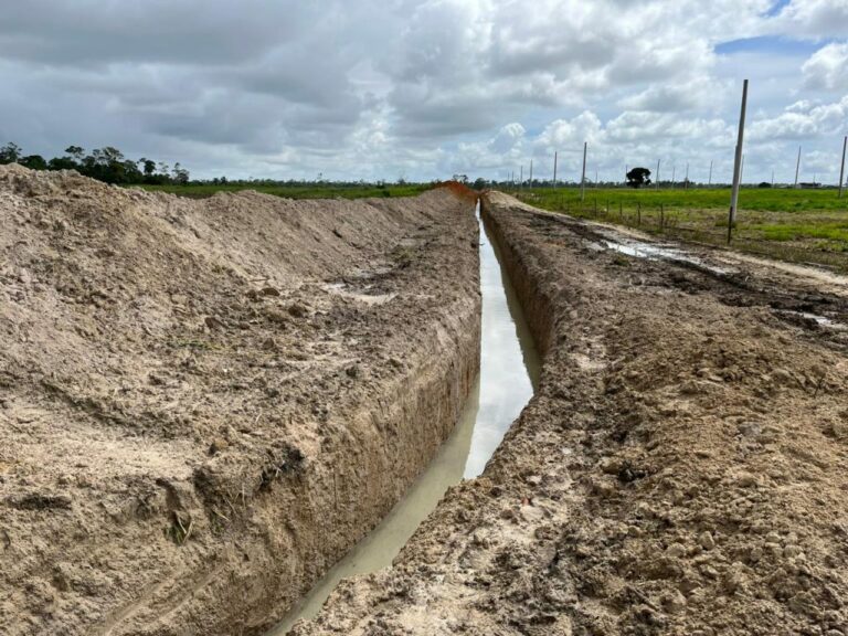 Chuvas: Prefeitura abre canais para escoar água em Baixo Quartel   		