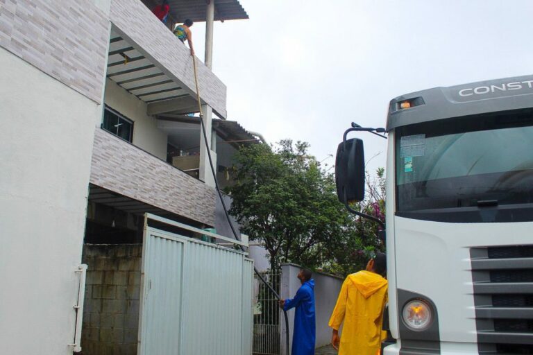 Chuvas: Prefeitura disponibiliza seis caminhões-pipa para atender moradores que estão com o fornecimento de água suspenso   		
