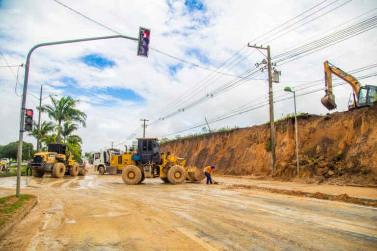 Chuvas: Prefeitura monta força-tarefa para retirar lama próximo ao trevo que liga o bairro São José na BR 101   		