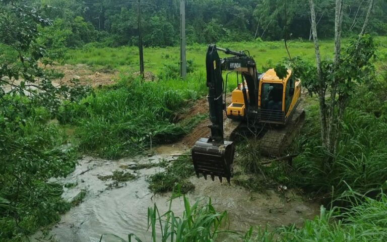 Chuvas: Prefeitura realiza limpeza de vala e galeria próximo ao distrito de Bebedouro para acelerar escoamento da água na comunidade   		