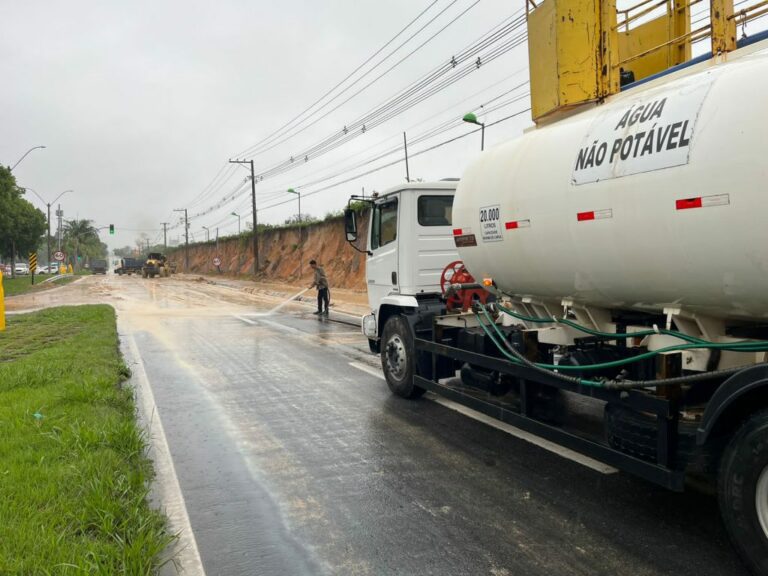 Chuvas: Secretaria de Obras e Serviços Urbanos promove a limpeza de trecho da BR 101   		