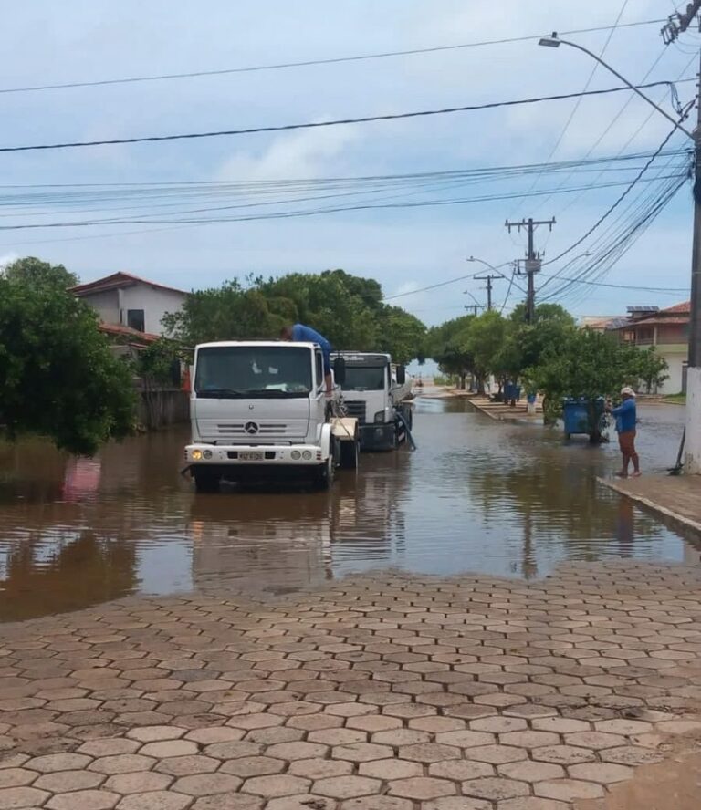 Chuvas: equipes da Prefeitura atuam para drenar água acumulada em Pontal   		