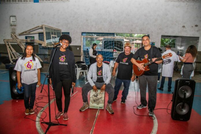 Chuvas: músicos do Cantarolar levam esperança para pessoas desabrigadas em Linhares   		