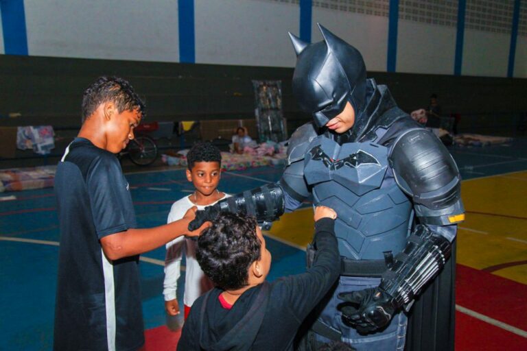 Chuvas: super-heróis do Instituto Asas da Esperança fazem surpresa especial para crianças acolhidas nos ginásios de Linhares   		