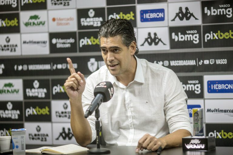 Diretor executivo do Vasco comenta situação de jogadores com cláusula automática de renovação