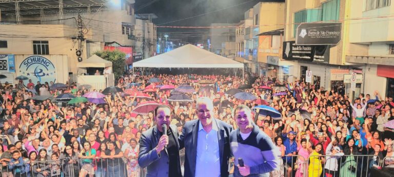 Dupla Daniel & Samuel canta louvores e abençoa Barra de São Francisco na véspera do Natal