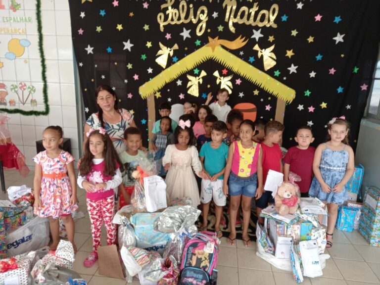 Escola realiza distribuição dos presentes do Projeto Faça uma Criança Feliz