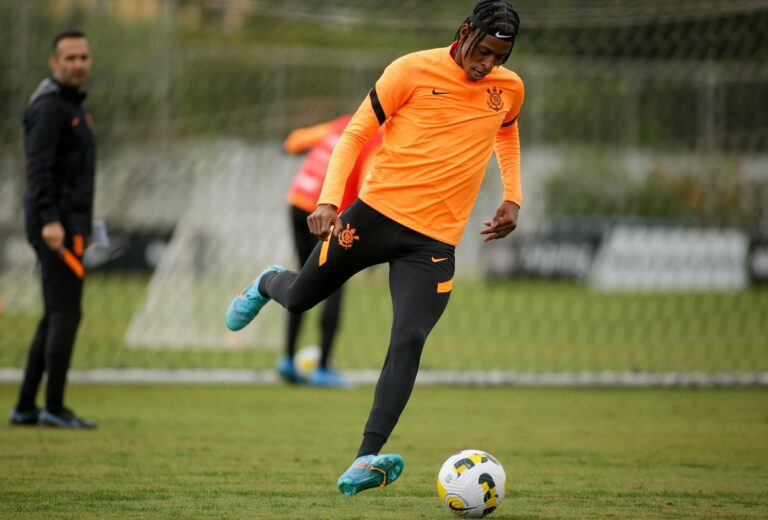 Ex-Corinthians, zagueiro Robson Bambu realiza exames médicos no Vasco