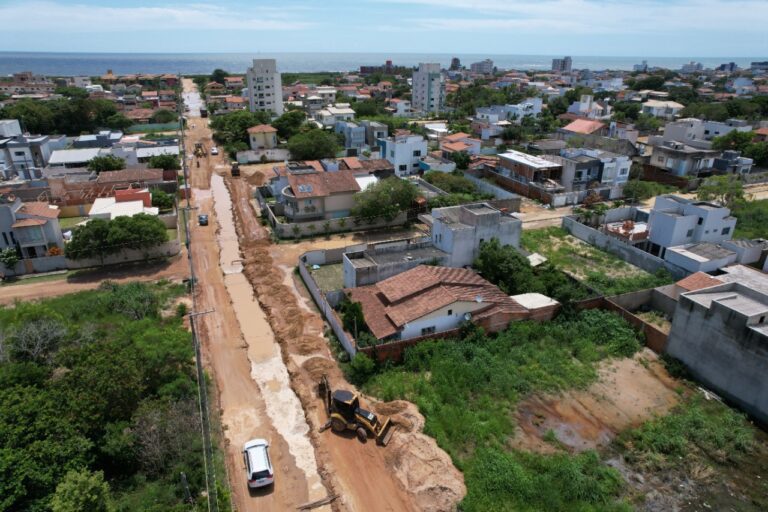 FORÇAS-TAREFAS EM GURIRI: DESASSOREAMENTO DO CANAL DA 11ª AVENIDA E PATROLAMENTO DA VIA PARA RESTABELECER O TRÁFEGO