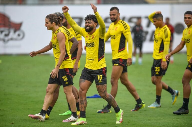 Flamengo faz último treino do ano com atividades no campo e academia